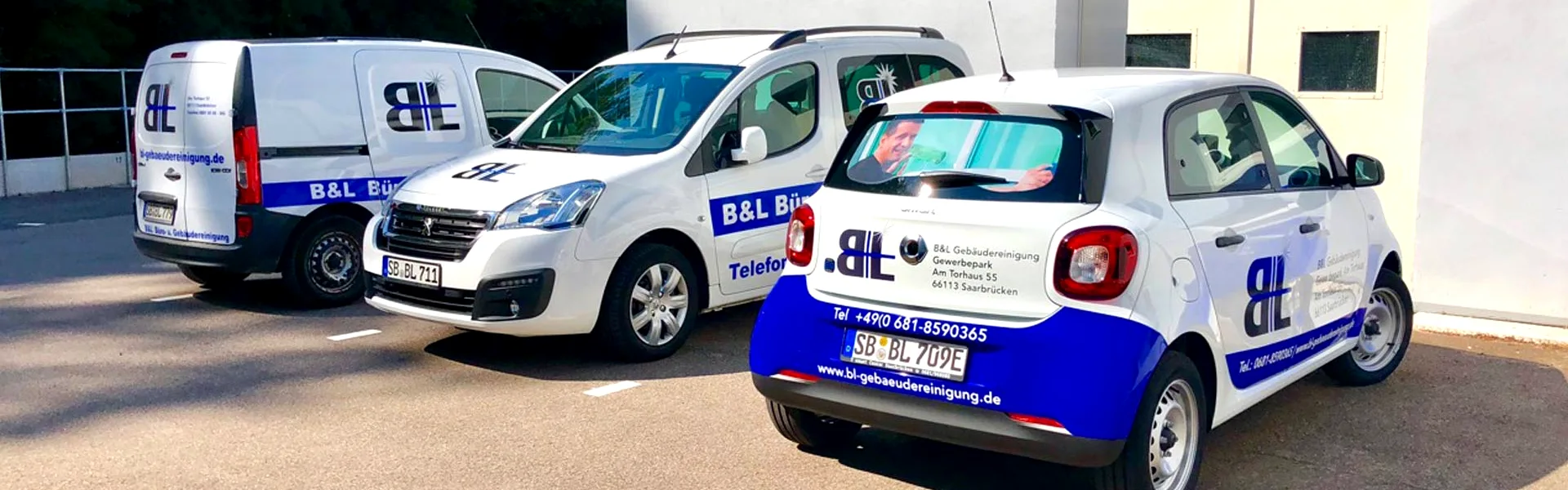 Drei Autos mit der Firmenbeschriftung